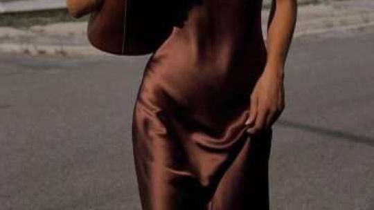 5 maneras de combinar el Mocha Mousse en invierno