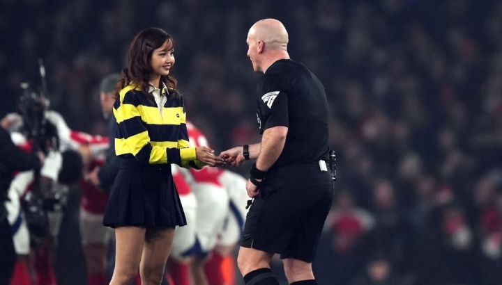 LISA lanzó la moneda antes del partido entre Arsenal vs. Tottenham por la Premier League