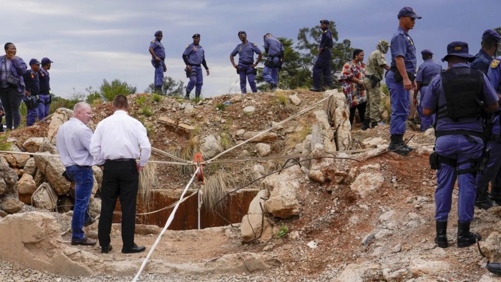 Al menos 100 mineros de una explotación ilegal han muerto y más de 400 permanecen atrapados.