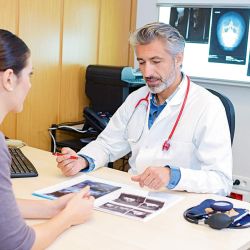 Médico con paciente. | Foto:DepositPhotos.