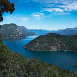 Lagos, bosques, cerros y Neuquén tiene además una hoteleria y gastronomía privilegiada para atender al turismo. 