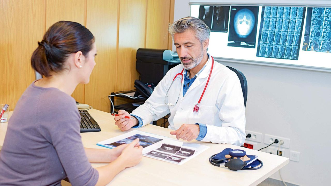 Médico con paciente. | Foto:DepositPhotos.