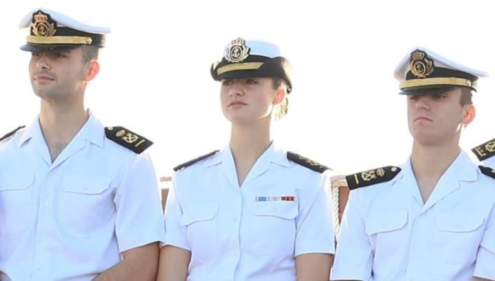 La princesa Leonor tuvo su primera escala en su travesía en barco: las emocionantes imágenes