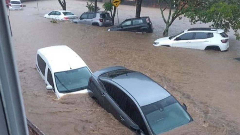 Una calle de Florianópolis, que soportó un diluvio y quedó en estado de emergencia.