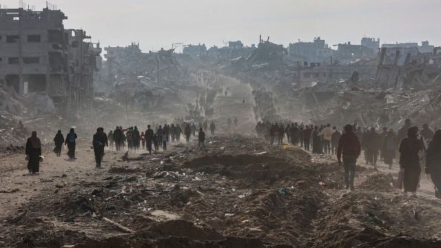 Miles de Palestina regresan a Gaza tras el inicio del alto al fuego acordado entre Israel y Hamás