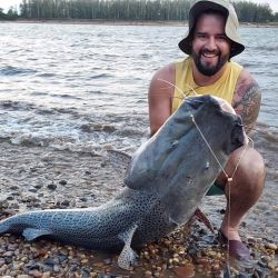 Se trata de una especie muy presente en el río y que suele salir en grandes portes embarcados, pero sorprendió en semejante calidad desde la orilla. 
