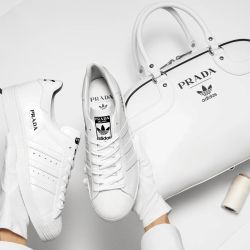 Prada x Adidas: el lujo y la funcionalidad se encuentran en una colaboración que celebra la artesanía y el diseño minimalista. Una alianza que redefine el estilo contemporáneo en clave deportiva.