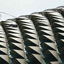 Los trabajadores realizan tareas de mantenimiento en el techo del teatro Esplanade en Singapur. Foto de Roslan RAHMAN / AFP | Foto:AFP