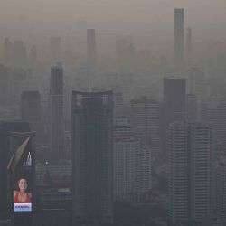 Rascacielos en medio de altos niveles de contaminación del aire en Bangkok. Foto de Lillian SUWANRUMPHA / AFP | Foto:AFP
