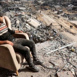 Un hombre se sienta en una tumbona en lo alto de un edificio muy dañado en la calle Saftawi en Jabalia, en el norte de la Franja de Gaza. Foto de Omar AL-QATTAA / AFP | Foto:AFP