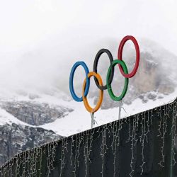 Los anillos olímpicos en el techo del Estadio Olímpico de Curling de Cortina, en Cortina d'Ampezzo. Foto de Tiziana FABI / AFP | Foto:AFP