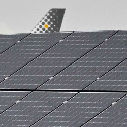 La cola de aviones se ve detrás de los paneles fotovoltaicos del nuevo Parque Solar, ubicado a lo largo de la pista del aeropuerto de Roma Fiumicino. Foto de Andreas SOLARO / AFP | Foto:AFP