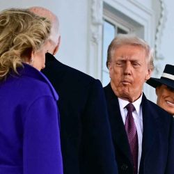 El presidente de Estados Unidos, Joe Biden, y la primera dama, Jill Biden, saludan al presidente electo Donald Trump y a Melania Trump a su llegada a la Casa Blanca. Foto de Jim WATSON / AFP | Foto:AFP