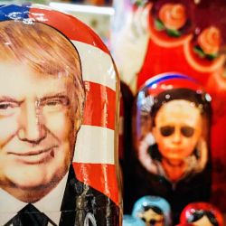 Las tradicionales muñecas rusas de madera, matrioskas, se exhiben a la venta en una tienda de regalos en la turística calle Arbat, en el centro de Moscú. Foto de Alexander NEMENOV / AFP | Foto:AFP