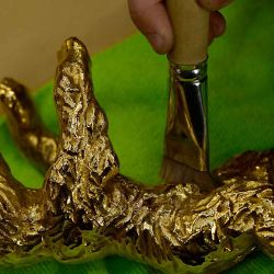 Un artesano limpia el trofeo Oso de Oro de la Berlinale para el próximo Festival Internacional de Cine de Berlín. Foto de John MACDOUGALL / AFP | Foto:AFP