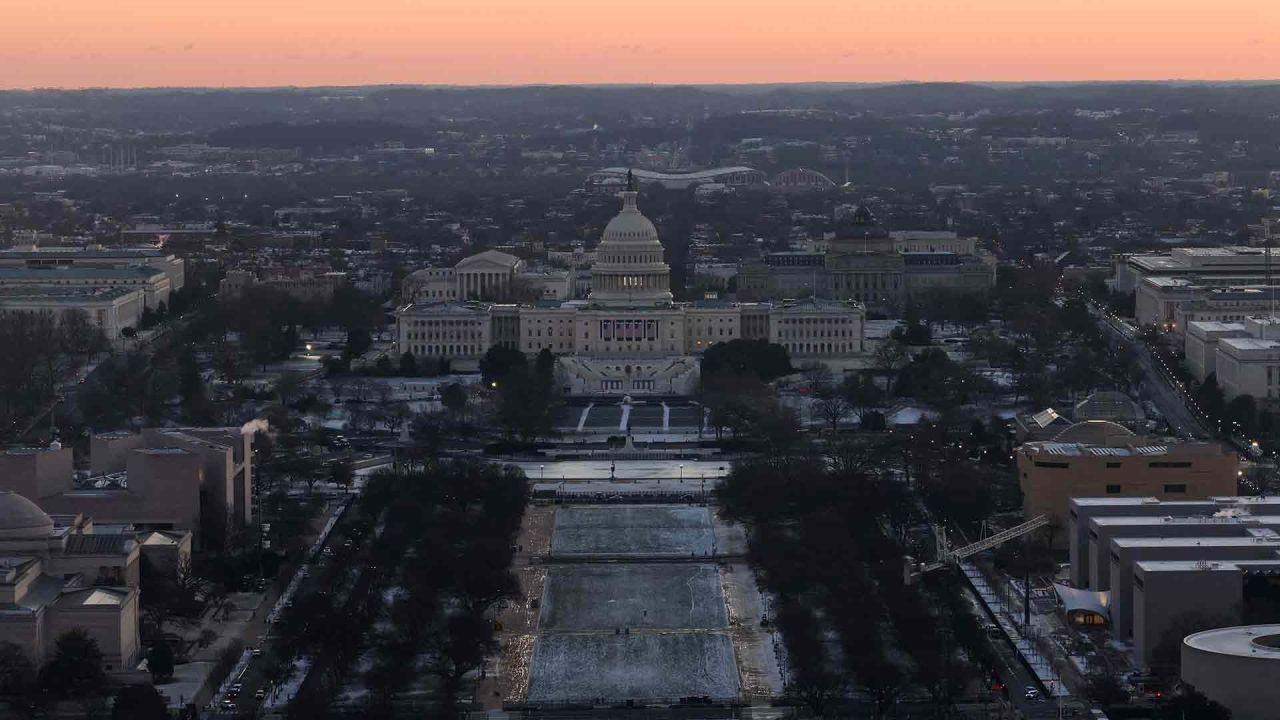 Una vista del Capitolio de Estados Unidos al amanecer del día donde Donald Trump, prestará juramento como el 47º presidente de Estados Unidos. Foto de Brendan McDermid / AFP | Foto:AFP