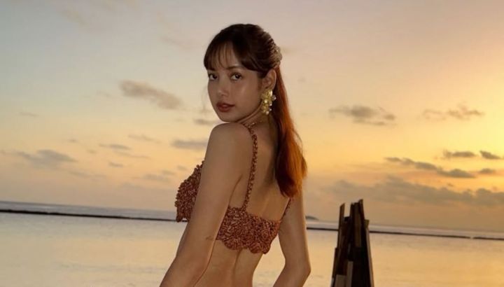 Lisa se vuelve viral en la red por su revelador look en nuevas fotos en la playa