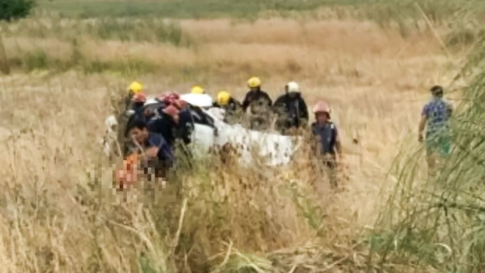 Degolló a su mujer y huyó en un auto