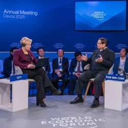 El primer ministro de Vietnam, Pham Minh Chinh, habla con la rectora del King's College, Gillian Tett, en la reunión anual del Foro Económico Mundial (FEM) en Davos. Foto de FABRICE COFFRINI / AFP | Foto:AFP