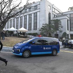 Una camioneta azul que se cree transportaba al presidente de Corea del Sur, Yoon Suk Yeol, sale del Tribunal Constitucional en Seúl. Foto de Jung Yeon-je / AFP  | Foto:AFP