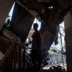 Un niño se encuentra en la escalera de un edificio gravemente dañado en Rafah, en el sur de la Franja de Gaza. Foto de Eyad BABA / AFP | Foto:AFP