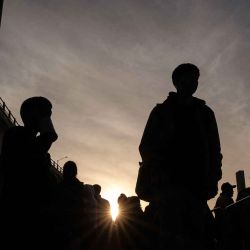 Solicitantes de asilo esperan sus citas con las autoridades estadounidenses en la CBP One antes de cruzar por el puerto de El Chaparral en Tijuana, México. Foto de Guillermo Arias / AFP | Foto:AFP