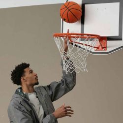 El delantero francés de los San Antonio Spurs, Victor Wembanyama, lanza el balón en un aro durante la inauguración de las canchas de baloncesto en Le Chesnay. Foto de Thomas SAMSON / AFP | Foto:AFP