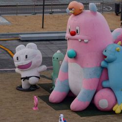 Una persona envuelta en una bandera de Corea del Sur pasa junto a la mascota de la ciudad, Hechi, en Seúl. Foto de ANTHONY WALLACE / AFP | Foto:AFP