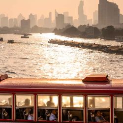 Un autobús circula por un puente sobre el río Chao Phraya en medio de altos niveles de contaminación del aire en Bangkok. Foto de Chanakarn Laosarakham / AFP | Foto:AFP
