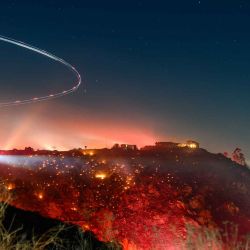  Un helicóptero supervisa la escena durante el incendio Lilac en el condado no incorporado de San Diego, California. Foto de JOSH EDELSON / AFP | Foto:AFP