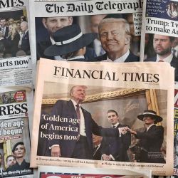 Las portadas de algunos de los periódicos nacionales de Gran Bretaña, dominadas por la toma de posesión de Donald Trump. Foto de HENRY NICHOLLS / AFP  | Foto:AFP