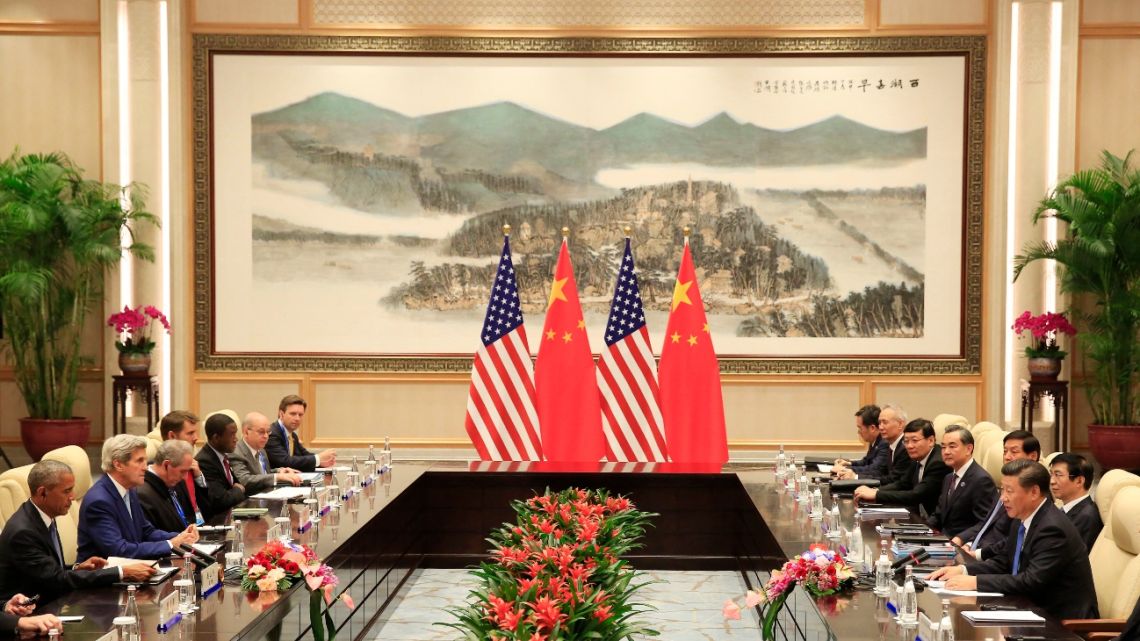 Chinese President Xi Jinping (R) attends a meeting with US President Barack Obama (L) and US Secretary of State John Kerry (2nd L) in Hangzhou on September 3, 2016.