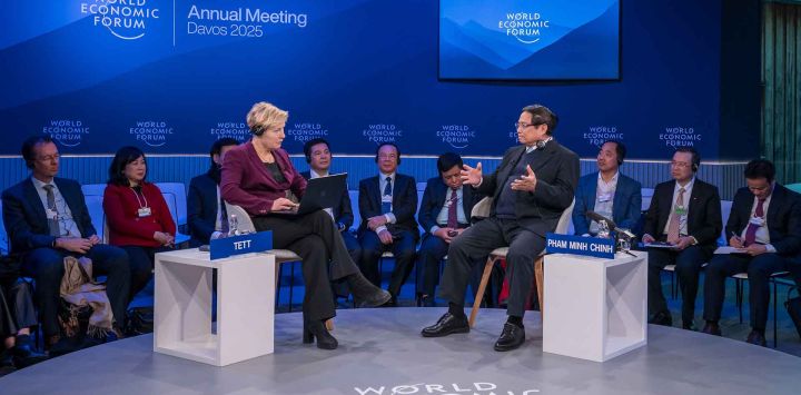 El primer ministro de Vietnam, Pham Minh Chinh, habla con la rectora del King's College, Gillian Tett, en la reunión anual del Foro Económico Mundial (FEM) en Davos. Foto de FABRICE COFFRINI / AFP