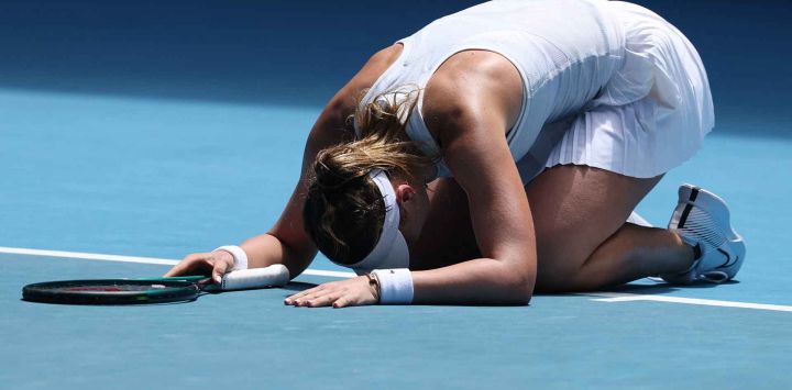 La española Paula Badosa celebra su victoria durante su partido individual femenino en el décimo día del torneo de tenis Abierto de Australia en Melbourne. Foto de DAVID GRAY / AFP