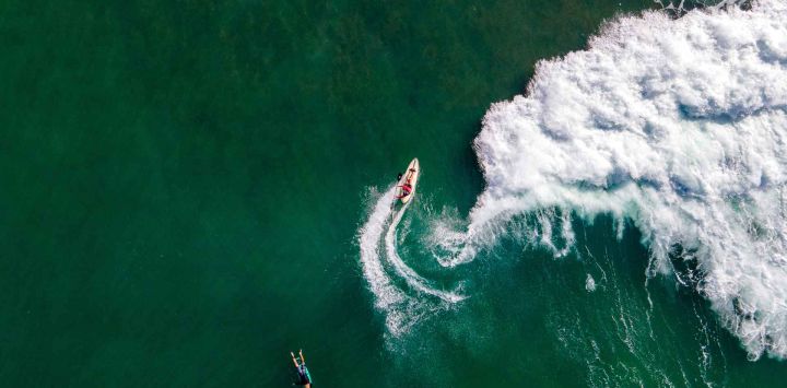 Un esquiador sobre una ola en la playa de Lhoknga, cerca de Banda Aceh. Foto de CHAIDEER MAHYUDDIN / AFP