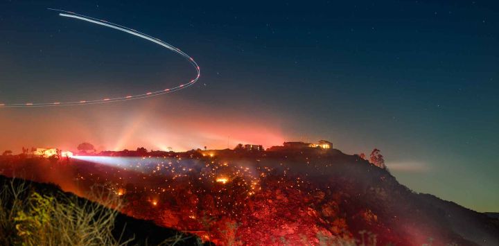  Un helicóptero supervisa la escena durante el incendio Lilac en el condado no incorporado de San Diego, California. Foto de JOSH EDELSON / AFP