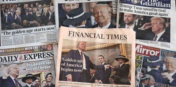 Las portadas de algunos de los periódicos nacionales de Gran Bretaña, dominadas por la toma de posesión de Donald Trump. Foto de HENRY NICHOLLS / AFP 