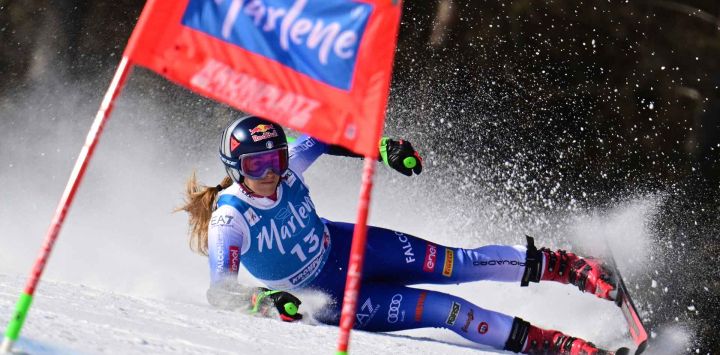 Sofia Goggia se estrella durante la Copa del Mundo de esquí alpino de la FIS en Kronplatz, Plan de Corones, Italia. Foto de Tiziana FABI / AFP