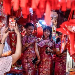 Los visitantes posan para fotos junto a decoraciones festivas a la venta para el próximo Año Nuevo Lunar en una tienda en Yangon. Foto de Sai Aung MAIN / AFP | Foto:AFP
