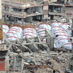 Tiendas de campaña recién construidas se extienden entre los escombros del barrio de Al-Shujiyya en la ciudad de Gaza. Foto de Omar AL-QATTAA / AFP | Foto:AFP