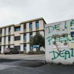 La Oficina Francesa para la Biodiversidad fue atacada nuevamente, quemada y pintada con "de parte de los distribuidores". Foto de IDRISS BIGOU-GILLES / AFP | Foto:AFP