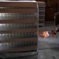 Empaqueta botellas de vidrio limpias en el taller de la empresa de reciclaje Consign'up, en Portet sur Garonne, Francia. Foto de Lionel BONAVENTURE / AFP | Foto:AFP