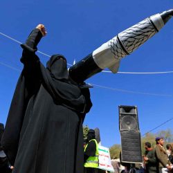 Un manifestante yemení sostiene un cohete simulado durante una manifestación contra Israel en la capital. Foto de Mohammed HUWAIS / AFP | Foto:AFP
