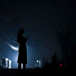 Una mujer mira su teléfono mientras camina por una calle en medio de una densa nube de contaminación del aire cerca de Pristina, Kosovo. Foto de Armend NIMANI / AFP | Foto:AFP