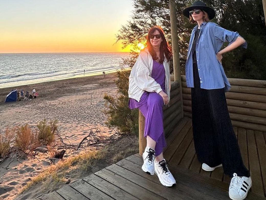 Más fotos de Cristina Kirchner en Monte Hermoso, ahora junto a