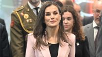 La reina Letizia apuesta por el fast fashion con un blazer de rebaja de Zara