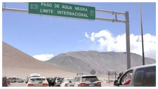 Por las largas colas para ir a Chile, en San Juan inventaron un negocio de sustitutos para no perder tiempo