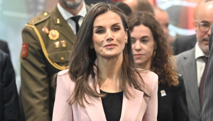 La reina Letizia apuesta por el fast fashion con un blazer de rebaja de Zara