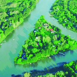La isla Victoria se ubica en un lugar clave del Delta, que vincula tres grandes ríos: Capitán, San Antonio y el Sarmiento.estro gran humedal.