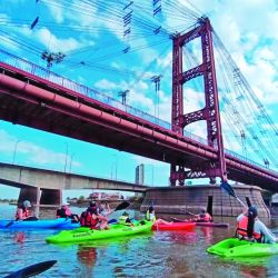 Sentir la adrenalina de volar a 300 metros sobre un mundo de islas y remar por las aguas calmas bajo un emblemático puente colgante. 